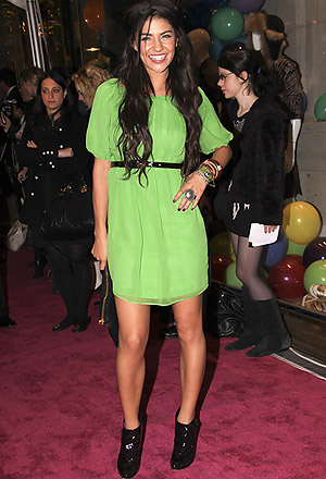 6 Best Dresses for Pear-Shaped Figures